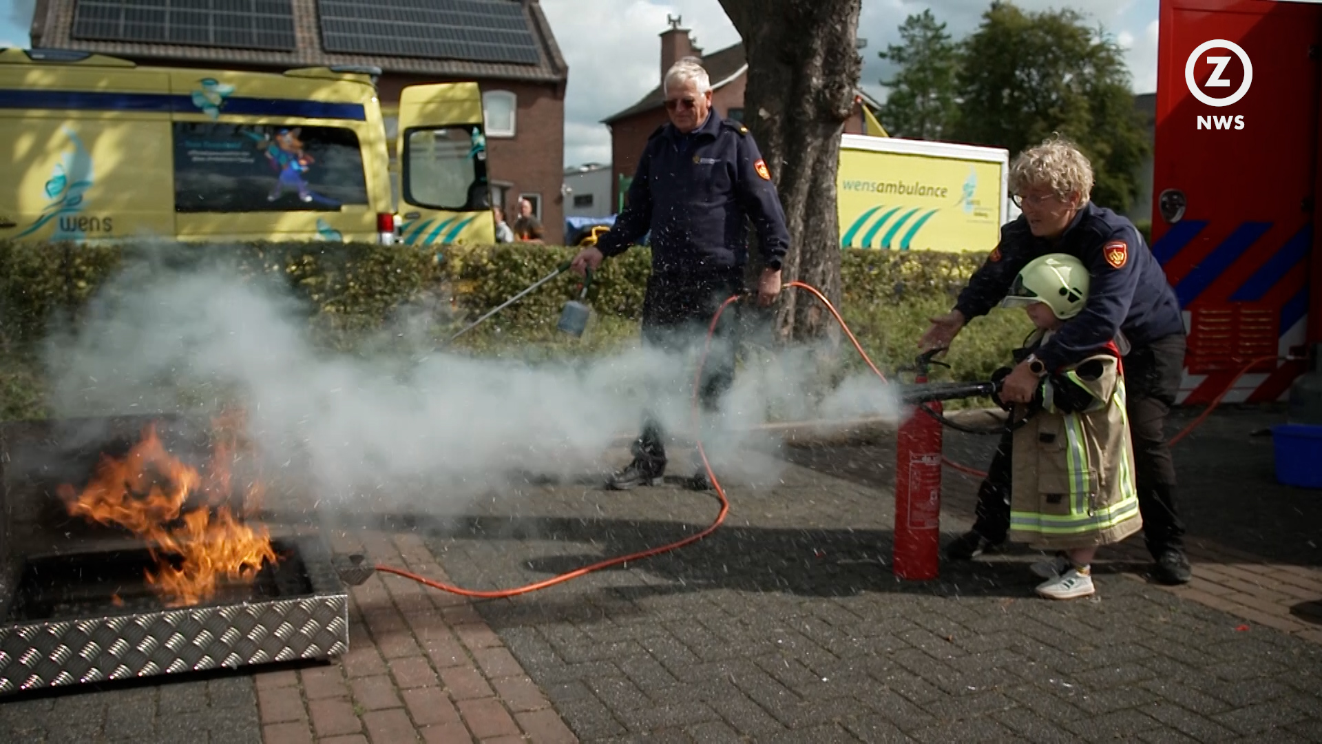 Kinderen mogen brand blussen bij open dag jeugdbrandweer in Schinnen