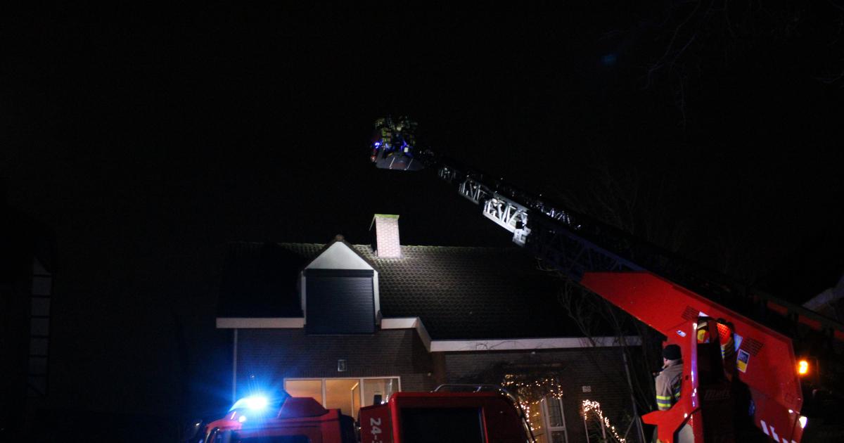 Brandweer blust schoorsteenbrand bij woning aan de Hazelaar in #Brunssum | ZO-NWS.