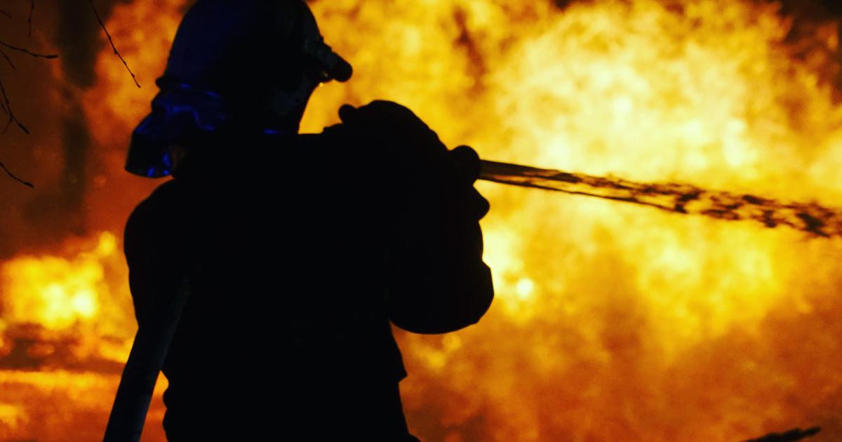In #Hoensbroek heeft vrijdagochtend vroeg een flinke brand gewoed in een woning annex winkel aan het Bergplein.