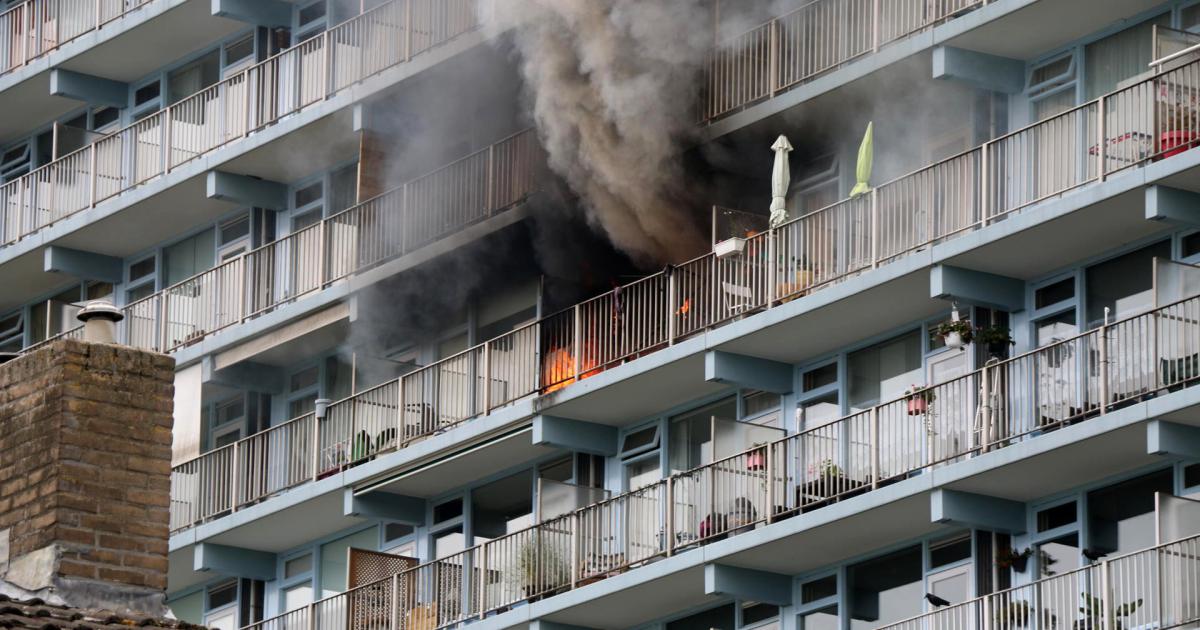 In een flatwoning aan de Henri Dunantstraat in #Brunssum is zaterdagmiddag een flinke brand uitgebroken.