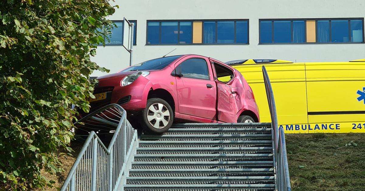 Auto eindigt op trappen parkeerterrein ziekenhuis Heerlen | ZO-NWS. #Heerlen #Ongeval