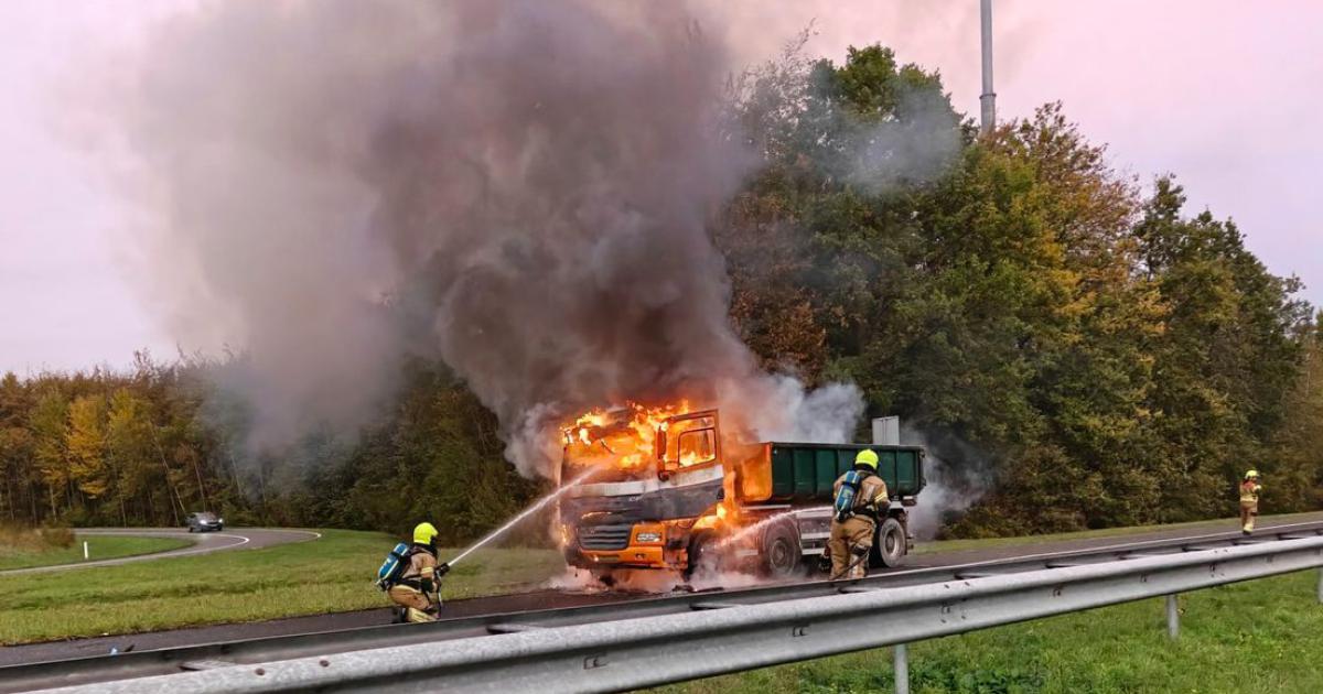 Brandende vrachtwagen zorgt voor flinke files op A79 bij Heerlen