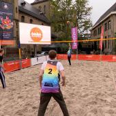 Vrijwilligers slaan een balletje in Heerlen voorafgaande aan het Eredivisie Beachvolleybaltoernooi
