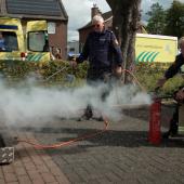 Kinderen mogen brand blussen bij open dag jeugdbrandweer in Schinnen