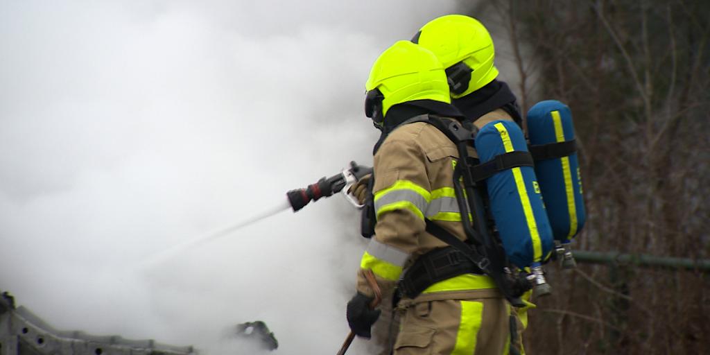 Auto vliegt al rijdend in brand