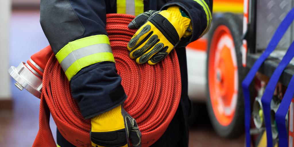 Auto zwaar beschadigd na brand