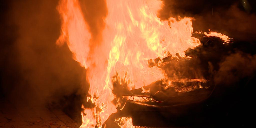 Geparkeerde auto uitgebrand