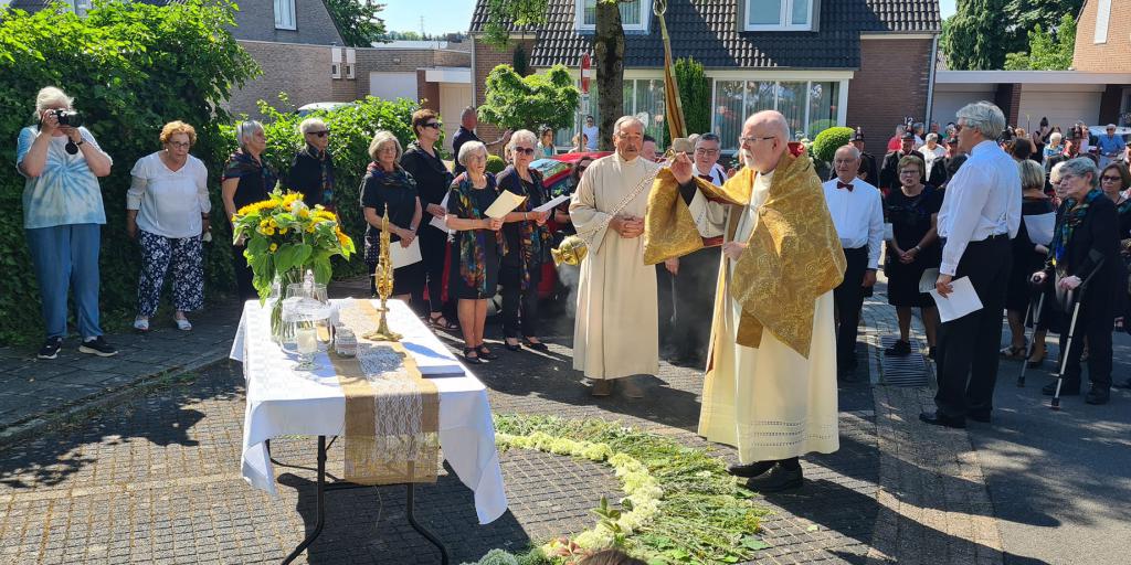 Laatste processie voor pastoor Frans Crutzen