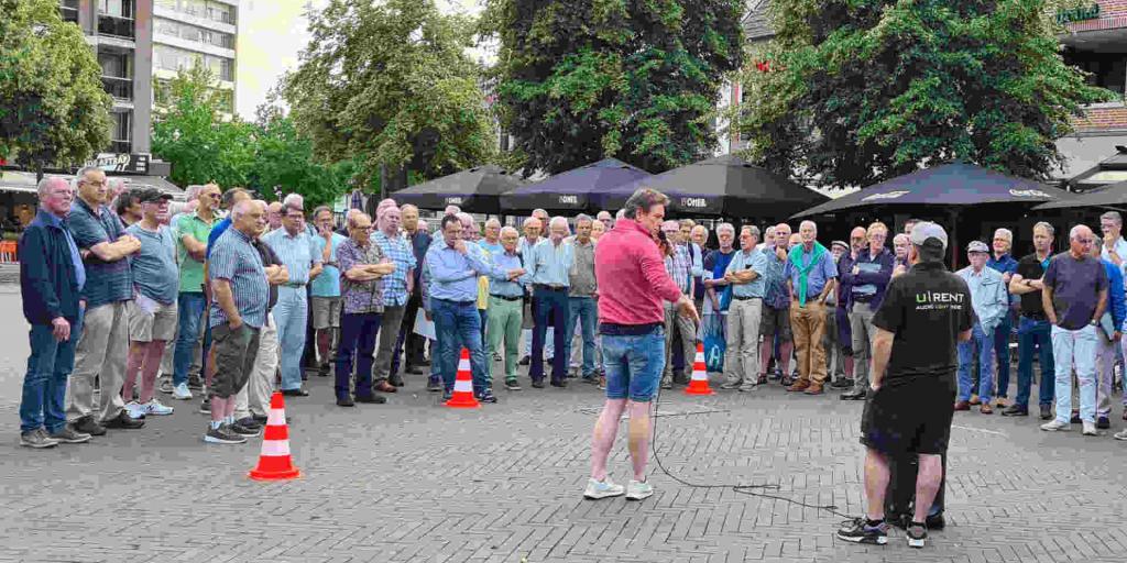 Koorleden oefenen loopjes voor concert Guido Dieteren