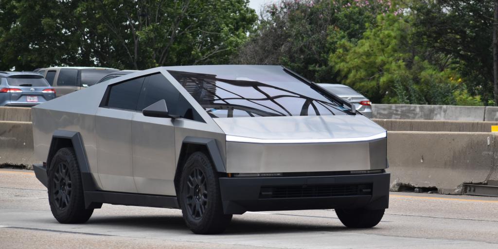 Hulsbergse rapper koopt eerste Tesla Cybertruck in Nederland