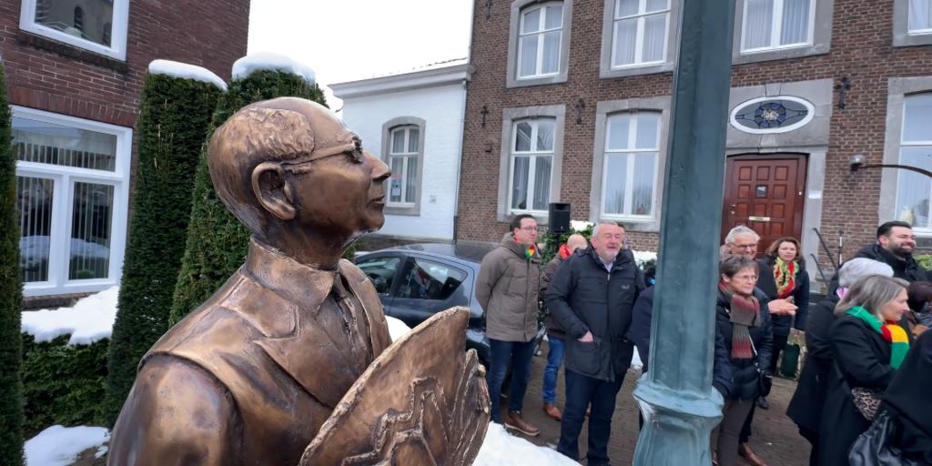 VIDEO: Kapelaan geroerd door eigen standbeeld
