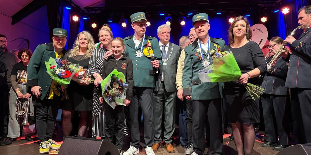 VIDEO: Drietal van De Geliënde koninklijk onderscheiden