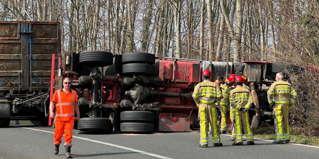Vrachtwagen met oud ijzer gekanteld in Heerlen