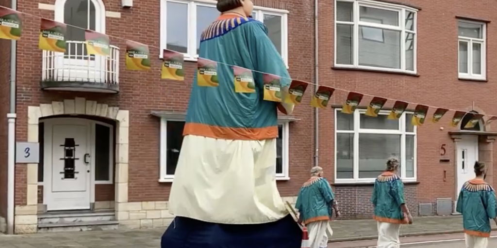 Stoet van reuzen door het centrum van Heerlen
