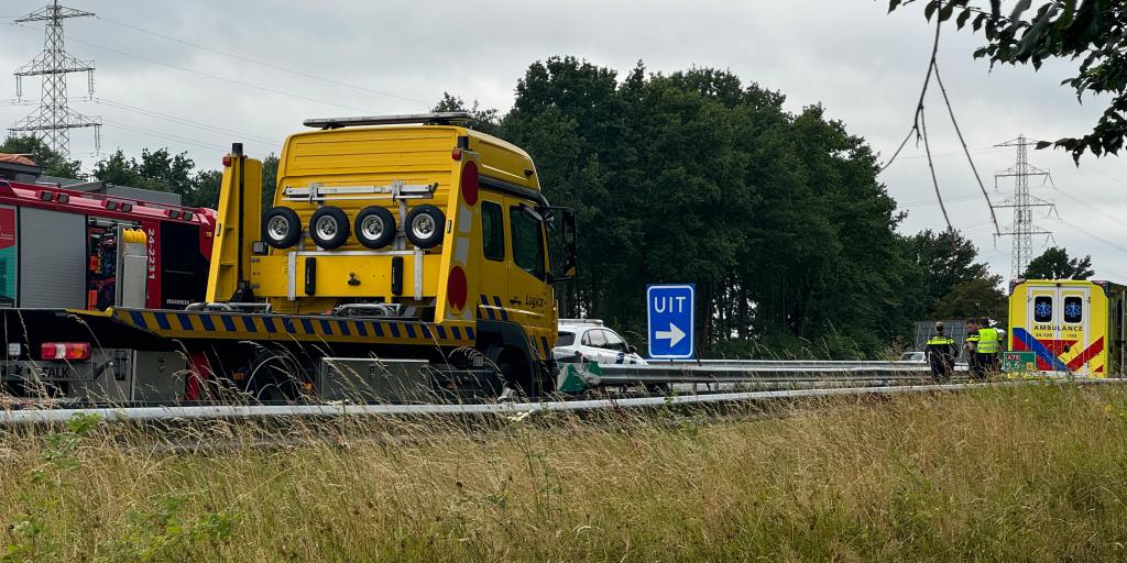 Auto botst op vangrail: afrit Hulsberg tijdelijk dicht
