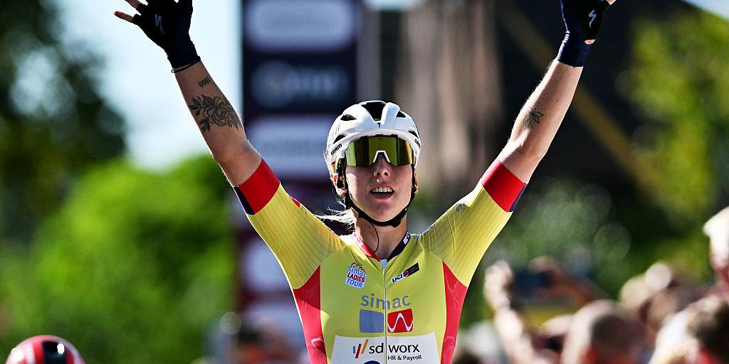 Lorena Wiebes uit Simpelveld pakt eerste etappe én gele trui in Tour de France Femmes