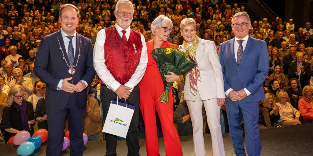 Burgemeesters overhandigen koninklijke onderscheiding