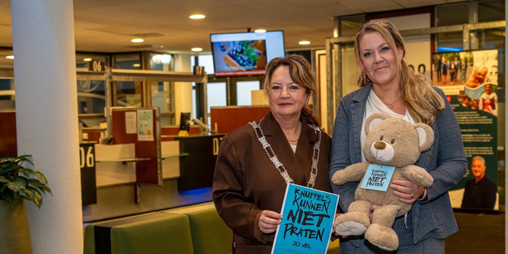 Knuffelen met beer tijdens Week tegen Kindermishandeling