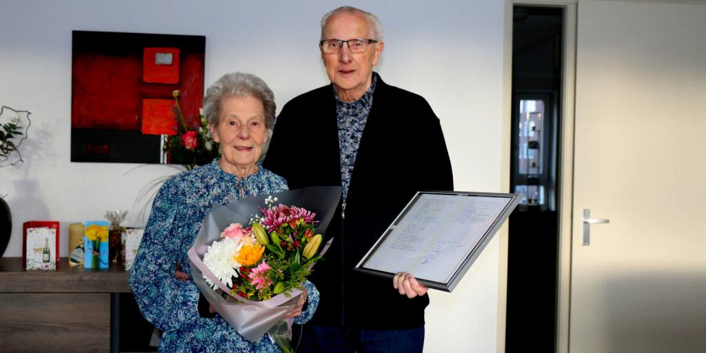 Burgemeester bezoekt briljanten bruidspaar in Brunssum