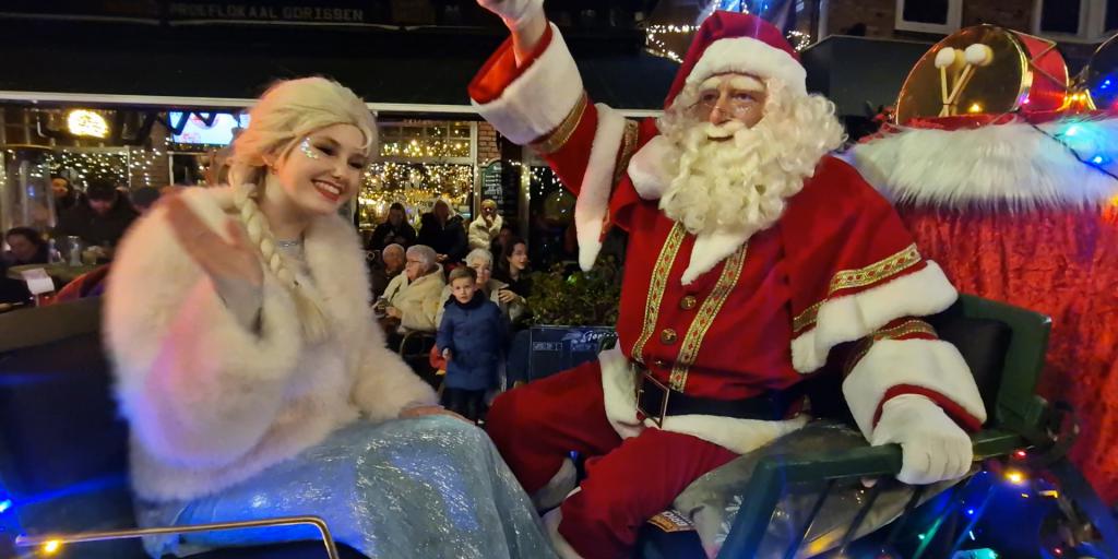 VIDEO: Grote belangstelling voor eerste lichtjesparade in Brunssum