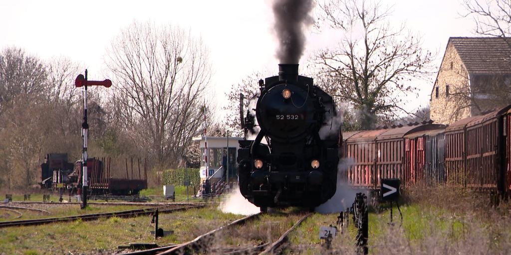 VIDEO: Gerestaureerde stoomlocomotief feestelijk in gebruik genomen