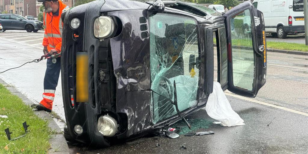 Auto op zijn kant bij eenzijdig ongeluk in Brunssum