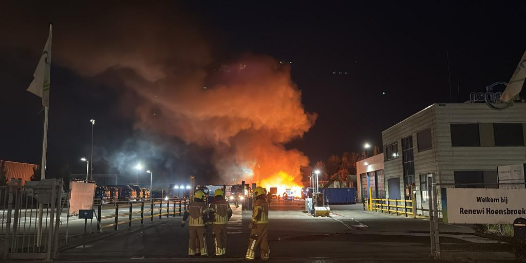 Grote brand bij afvalbedrijf op De Koumen in Hoensbroek
