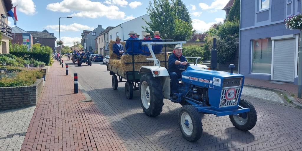 Old Tractor Optocht in Bocholtz